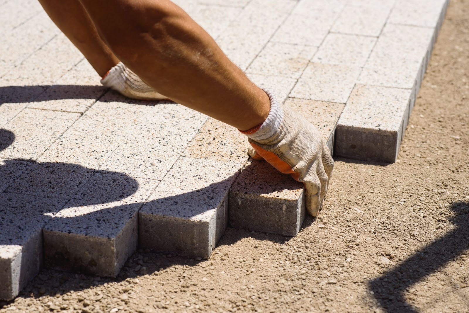 Zo leg je zelf een duurzame en stijlvolle oprit of terras aan