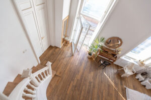 Zelf je houten vloer opknappen: zo doe je dat stap voor stap