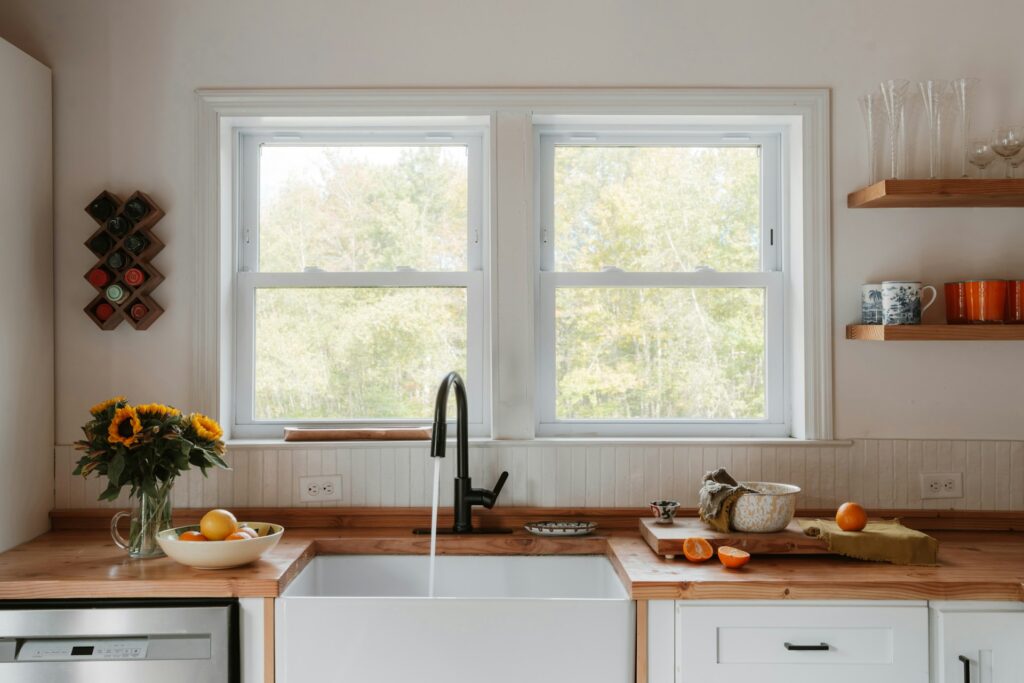 Een raam in de keuken: tips en aandachtspunten voor je verbouwing