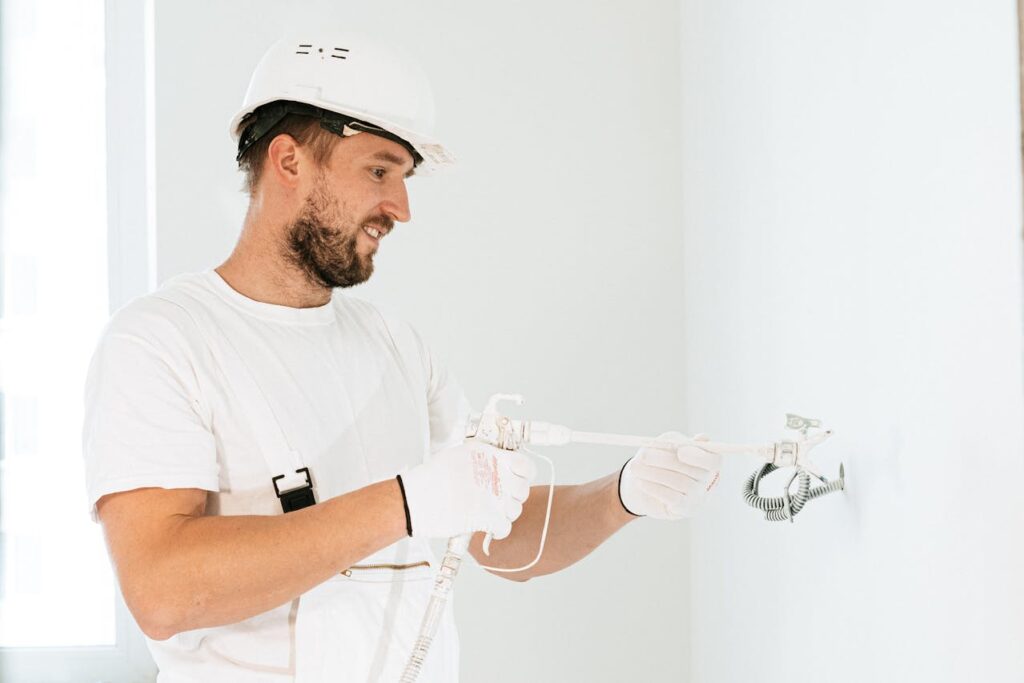 Airco installeren: wat komt erbij kijken en wanneer schakel je een vakman in?
