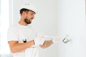 Airco installeren: wat komt erbij kijken en wanneer schakel je een vakman in?