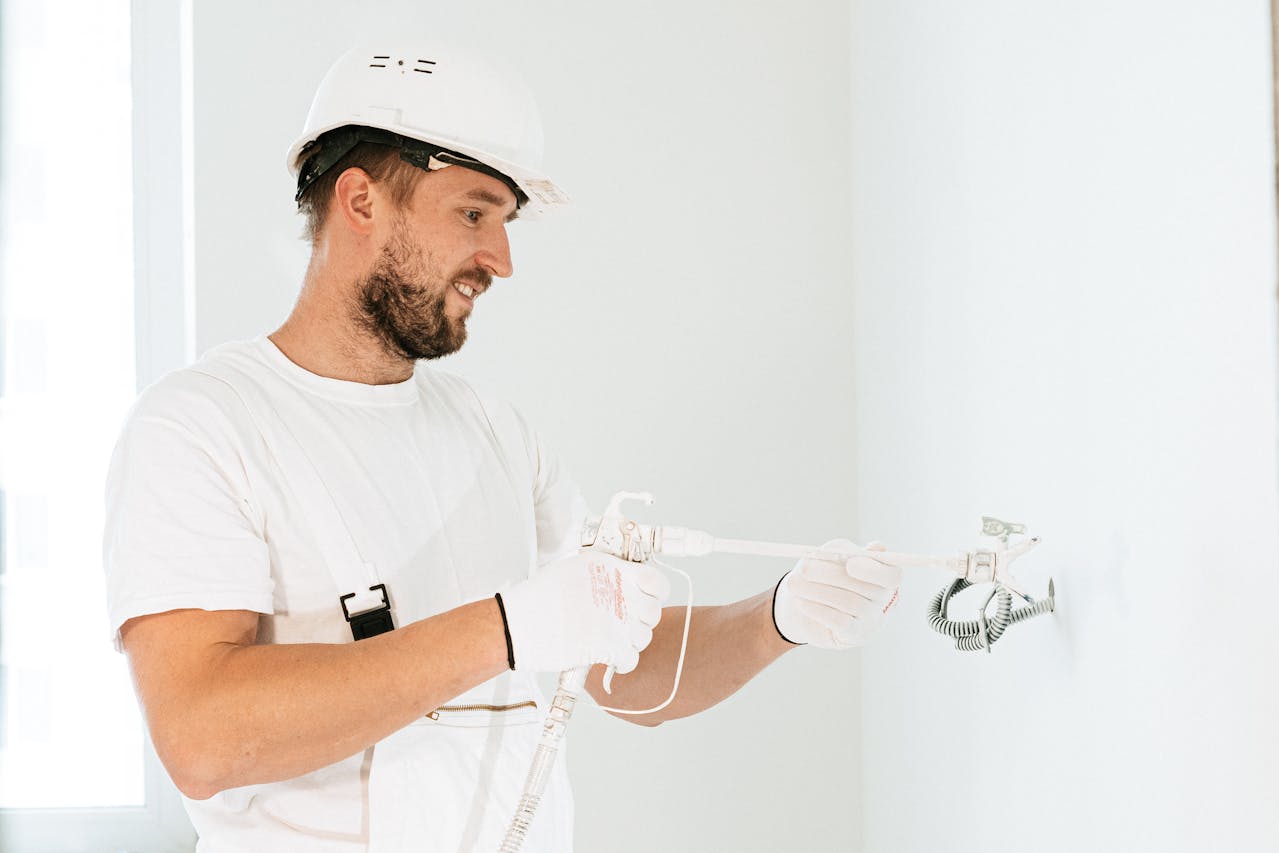 Airco installeren: wat komt erbij kijken en wanneer schakel je een vakman in?