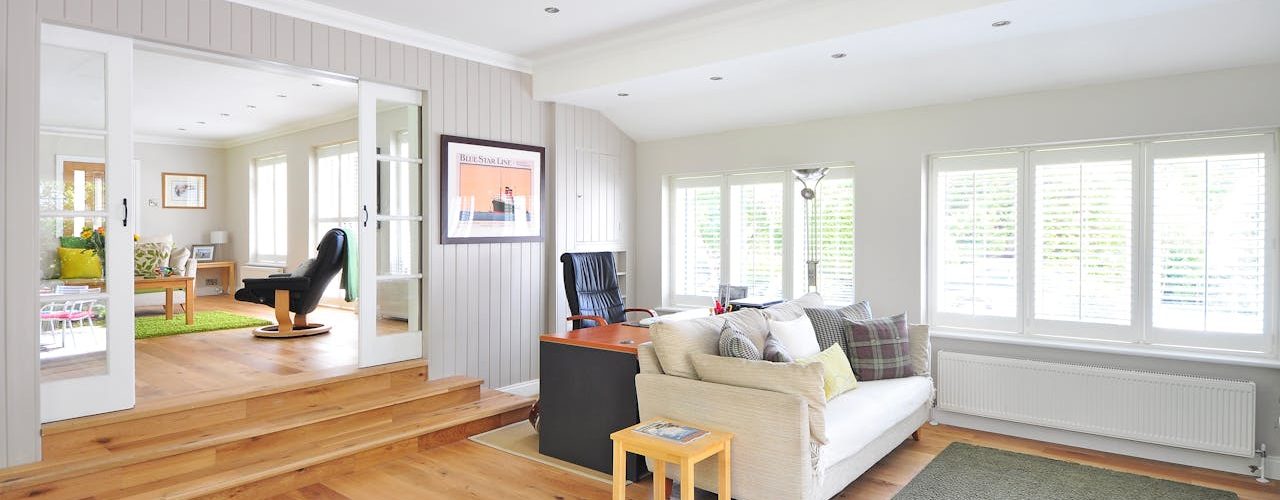 PVC vloertegels leggen: zo kies en plaats je ze als een vakman PVC vloertegels leggen: zo kies en plaats je ze als een vakman