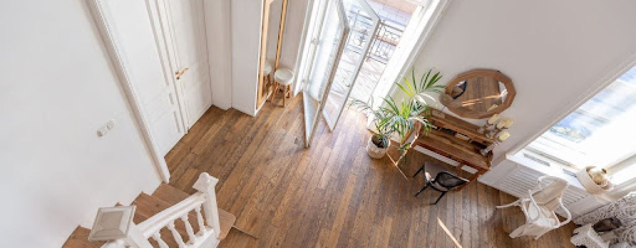 Zelf je houten vloer opknappen: zo doe je dat stap voor stap